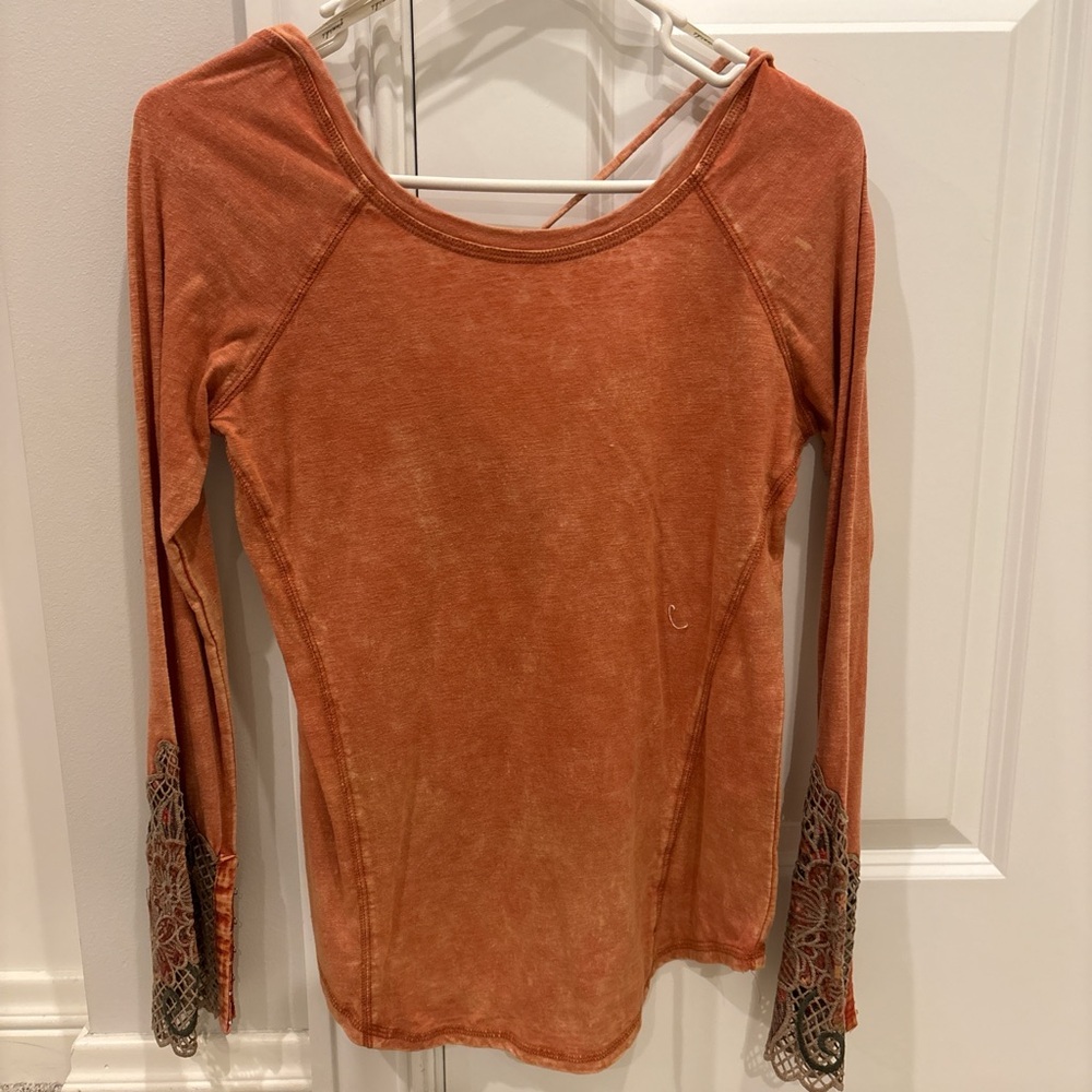 Gimmicks by BKE Rust Long Sleeve Top with Lace Accents